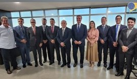Candidato ao governo alagoano, Fernando Collor é recebido no TRE/AL