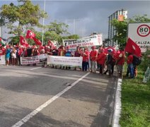 Manifestantes do MST interditam BR-101, em Natal, em prol da reforma agrária