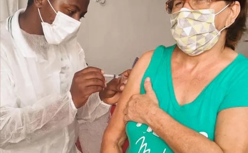 Viçosa é o primeiro município a vacinar pessoas acima de 50 anos