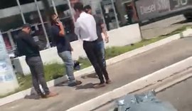 Vídeo: mulher morre após colidir moto contra um poste em Maceió