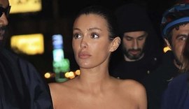 Esposa de Kanye West usa vestido transparente e dispensa calcinha e sutiã