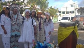 Grupos fazem homenagens e entregam oferendas para Iemanjá na Pajuçara