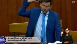 Político chama atenção ao tira arma em plenário e pedir para apanhar de cinto; veja vídeo