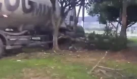 Caminhão-tanque perde controle e destrói árvores em rodovia de São Miguel dos Campos