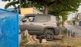 Carro colide contra mureta e derruba grade de prédio da Prefeitura de Maceió