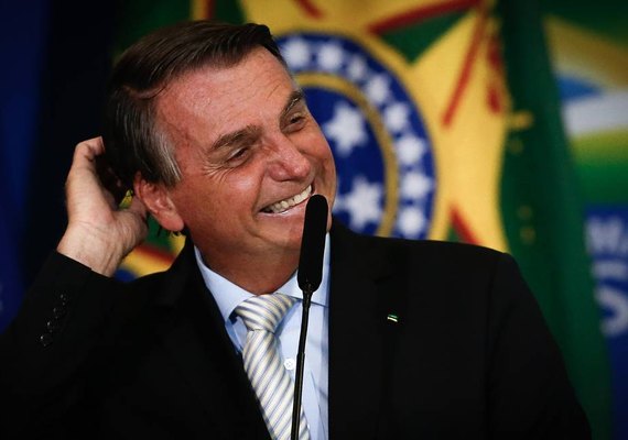 Presidente ironiza e afirma que 'com toda certeza' a Petrobras vai reduzir os preço dos combustíveis