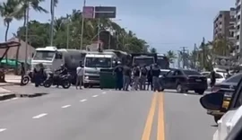 Trabalhadores da BRA bloqueiam via na Jatiúca em protesto contra atraso salarial