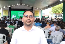 Unicafes marca presença na entrega de novas máquinas agrícolas em Alagoas