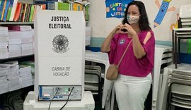 Candidata à reeleição, Fabiana Pessoa vai à urna