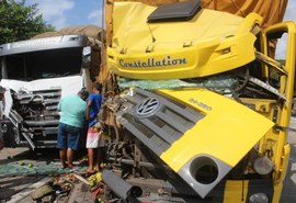 Seis caminhões colidem após assaltantes bloquear rodovia