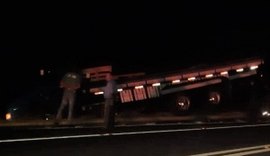 Carreta tomba em trecho da Ponte Rio Bulangi na noite de terça