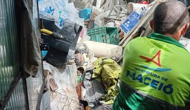 Mais de 4 toneladas de lixo são retiradas de casa no bairro da Santa Lúcia
