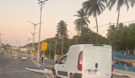 Ambulância derruba poste e interdita parte da via na AL 101 Norte, em Guaxuma