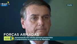 Bolsonaro chora em cerimônia com militares em Brasília