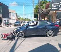 Mulher fica ferida em colisão entre carro e moto no Salvador Lyra, em Maceió