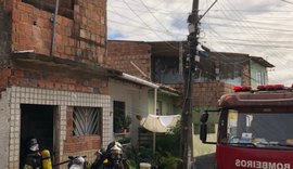 Quarto de residência pega fogo no bairro do Jacintinho