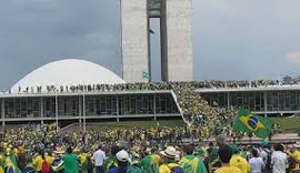 Bolsonaristas enfrentam polícia e invadem prédio do Congresso em Brasília