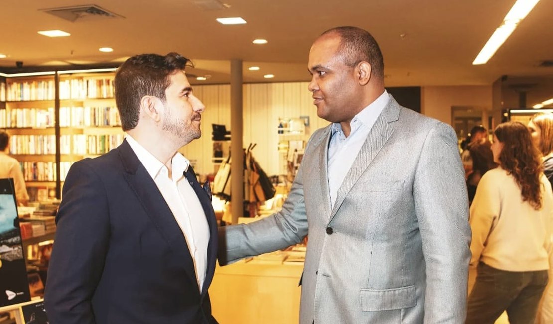 João Costa prestigia o lançamento do livro “Os Guardiões do Sul”, de Marcio Alves Martins em São Paulo