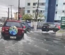 Ruas ficam alagadas após chuvas no bairro do Poço, em Maceió; veja vídeo