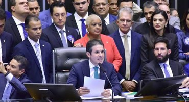 007 à brasileira? Na PEC da Blindagem, deputados só faltaram exigir 'licença para matar'