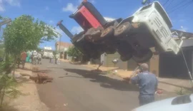Guindaste com piscina tomba sobre casas e deixa três feridos em Goiás