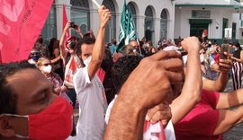 Manifestantes protestam em frente à Câmara contra título de cidadão honorário de Bolsonaro