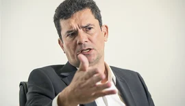 Um dia após abrir mão da candidatura, Moro muda argumentos