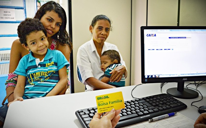 Beneficiários do Bolsa Família não precisam atualizar cadastro para receber Auxílio Brasil