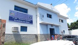 Mulher é presa após esfaquear homem e tentar destruir viatura