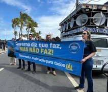 Policiais civis protestam por diálogo sobre carga horária em frente à PGE, em Maceió