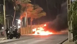 Carro é destruído por chamas no bairro Cruz das Almas, em Maceió