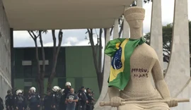Alexandre de Moraes mantém condenação de mulher que pichou estátua durante ato golpista em 2023