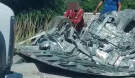 Carreta tomba na BR-101 em Pilar e carga de pneus é saqueada