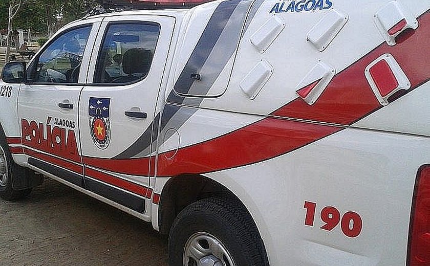 Homem é assassinado a tiros na porta de casa em Barra de São Miguel