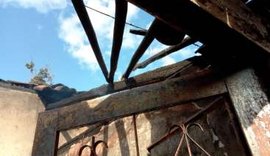 Em Arapiraca, vila é atingida por incêndio; um dos cômodos foi totalmente destruído