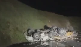Motorista fica preso às ferragens e morre após capotamento de carreta carregada de achocolatados