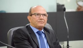 Ex-prefeito Cícero Cavalcante articula retorno à ALE com saída da filha Flávia da política