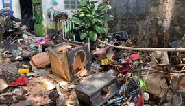 Cerca de 8 toneladas de lixo acumulado por morador em casa são recolhidas em Maceió