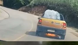 Carro de prefeitura pega fogo na AL-105, em São Luís do Quitunde