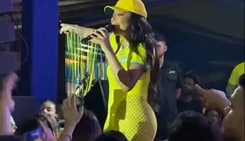 Vídeo: Homem atira pedra de gelo em Ludmilla e cantora interrompe o show