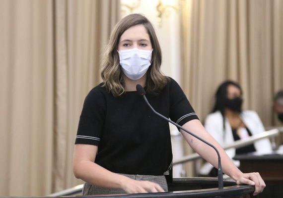 Cibele Moura quer assegurar distribuição de máscaras no transporte público