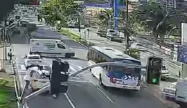 Vídeo mostra momento em que ambulância com gestante colide com ônibus e capota em Maceió