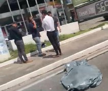Vídeo: mulher morre após colidir moto contra um poste em Maceió