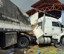 Carreta perde controle e invade escola recém-inaugurada em São Sebastião