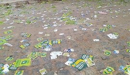 Automóvel é flagrado espalhando santinhos em ruas