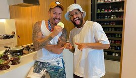 Campeão olímpico, Ítalo Ferreira visita Carlinhos Maia e surfa em Maceió