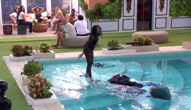 BBB 24: Leidy Elin joga roupas do Davi na piscina e brother prepara vingaça; assista