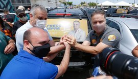 Alfredo Gaspar faz adesivaço em Jaraguá e reúne muitos populares