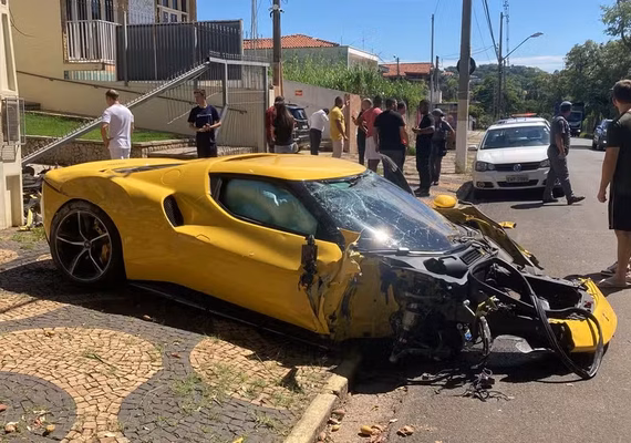 Vídeo: manobrista de concessionária bate Ferrari de quase R$ 4 milhões