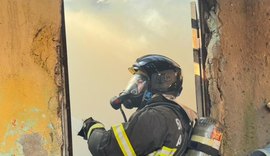 Bombeiros se mobilizam para apagar incêndio em residência em Arapiraca